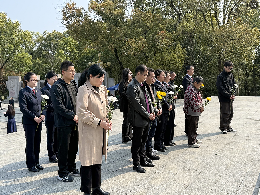 ����м��Ժ���Ϲ���������չ������Ӣ�һ